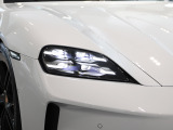 LEDマトリックスヘッドライトは、カメラによる先行車および対向車検知、メインビームコーンの個別セグメントをインテリジェントに 常に調光。 ドライバーの眩惑を避けるための交通標識部分は減光させます。
