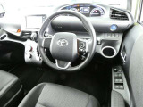 【運転席まわり】・・・ハンドルやシートなども隅々までクリーニング済み。キレイな車内でドライブがより一層快適にお楽しみいただけると思います。
