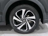 タイヤサイズは(195/60R17)で純正アルミホイールです。