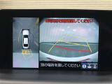 【パノラミックビューモニター】クルマの前後左右に搭載したカメラから取り込んだ画像を合成し、車両を上から見たような画像をディスプレイに表示します。