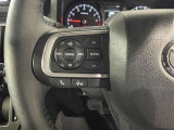 ステアリングスイッチ付きで、運転中に視線を前に向けたまま操作できます。