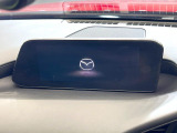 【マツダコネクト】車内の雰囲気にマッチした一体型タイプのディスプレイ。各種車輌設定やBluetooth再生等、様々な機能が楽しめます。専用SDカードのご購入で、ナビ機能も使用出来ます。