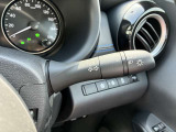 オートライト機能付きです♪またハイビームアシストで、先行車または対向車や周囲の明るさなどに応じ、自動的にハイビーム(上向き)とロービーム(下向き)を切り替えます♪