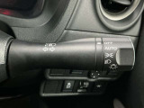 【オートライト】車のセンサーが周囲の明るさを感知し、自動でヘッドライトを点灯・消灯する機能です。この機能は夕暮れ時の交通事故が多い時間帯の安全性を高めてくれます。