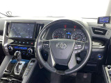 運転席まわりです。 各操作スイッチは使いやすい位置に配置されてます。