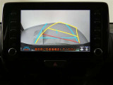 【バックガイドモニター】後方の映像をナビ画面に表示するだけでなく、ステアリング操作に連動して動くガイド線も同時に表示します!予想進路を確認しながら後退できるので便利です!!