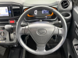 インテリアに合わせたデザインのステアリングは、運転される方のことも考え、運転しやすい形状、大きさです。是非一度、実際に触ってお確かめください。