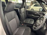 運転席の画像です。足元やシートまわりに余裕があり、リラックスした姿勢で運転が可能です。視界も良好で操作系へのアクセスもしやすく、快適で安心感のあるドライブをサポートします。