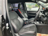 高いホールド性で運転姿勢が安定します。長距離ドライブでも疲れにくいのが魅力です。快適なドライビングライフをお送りください♪