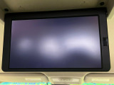 【フリップダウンモニター】大画面モニターで後席でもエンタメをお楽しみいただけます。小さなお子様にも大人気の装備です♪