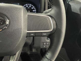 ステアリングスイッチ付きで、運転中に視線を前に向けたまま操作できます。