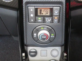 オートエアコンで暑い夏も寒い冬も快適な車内で運転出来ます。