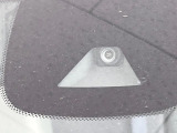 【エマージェンシーブレーキ】走行中に前方の車両等を認識し、衝突しそうな時は警報とブレーキで衝突回避と被害軽減をアシスト。より安全にドライブをお楽しみいただけます。