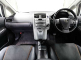 上質で落ち着いた印象のインパネ。視界も広々で運転しやすいです。