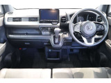 操作性に優れた運転席となります!小物入れや各ボタンの配置にこだわり、使いやすいです!座り心地もよく視認性も良好なのでロングドライブもお任せ下さい!