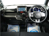 運転にかかわる様々な操作を安全に行えるように視点移動が少なく、操作性に配慮されたスイッチ類が凝縮されたコクピットです。