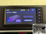 ナビ連動ETC付きです。高速道路料金所での小銭の出し入れや雨天時における窓の開け閉めなどの煩わしさが解消できます。料金所の通過もスムーズで快適ですよ。☆使用履歴表示や音声案内もしてくれます☆