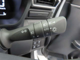 スイッチをオートに設定しておけば、車外の明るさに応じて自動的にヘッドランプを点灯・消灯します。夕暮れ時やトンネルの続く山道などを走行する時に便利なコンライトを装備しています。