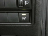 オートマチックハイビーム装備です。先行車や対向車のライトを認識し、ハイビームとロービームを自動で切り替える機能です。夜道の視界を確保します。詳細は販売店スタッフまでおたずねください。