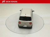 後方視界は、大きなバックドアガラスを採用し、十分確保されています。この車には、バックカメラは付いていませんが、後方センサーが助けてくれます。