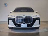 【BMWの伝統-1】BMWの特徴的な&ldquo;キドニーグリル&rdquo;は、80年以上続く伝統の形でございます。変わらないこだわりのデザインが、プレミアムブランド&ldquo;BMW&rdquo;を創り出します。