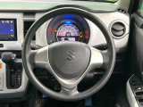 インテリアに合わせたデザインのステアリングは、運転される方のことも考え、運転しやすい形状、大きさです。是非一度、実際に触ってお確かめください。