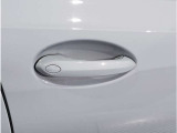 【デザインとの融合】BMWデザイナーが創り出したボディデザインを損なう事のない様に配置とデザインに拘っています。ドアノブについてもBMWの拘りに妥協はありません。