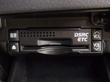 コンソール内一体型のビルトインETC装備!見た目の部分も良いですが、ETCカードの盗難防止になる設置箇所です!料金所の渋滞回避!時間帯・日によって料金の軽減を受けられます!ストレス知らずのドライブ!