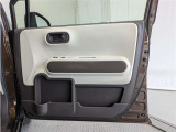 運転席ドア内張はご覧の通り。ドアポケットの収納もバッチリです
