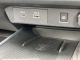置くだけ充電機能やUSBポート付きで携帯の充電に便利。