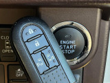 【スマートキー】カバンやポケットに入れたままでもドアの施錠・解錠が可能なスマートキーを装備。エンジンのオン・オフ時もカギを取り出す必要が無いからとっても便利です♪