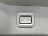 【パワーバックドア】スマートキーや運転席のボタンを押すだけでリアゲートが自動で開閉します!荷物を持っている時や、高い位置にあるバックドアを閉める際に便利な機能です♪
