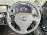 インテリアに合わせたデザインのステアリングは、運転される方のことも考え、運転しやすい形状、大きさです。是非一度、実際に触ってお確かめください。