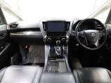 上質で落ち着いた印象のインパネ。視界も広々で運転しやすいです。