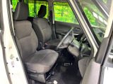 運転席まわりには十分なスペースがあり、大柄な方でもゆったり運転していただける環境です。