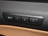 運転席には体格に合わせて最適なドライビングポジションをメモリーする機能があります。