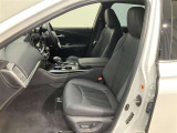 【運転席・助手席シート】いたみ、汚れなどは少なく、全体的に良好な状態です。