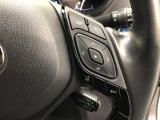【ステアリングスイッチ】右です。ハンドルから手を離さず、運転に集中したまま手元でマルチインフォメーションディスプレイ内の表示切替などができます。