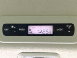【リアオートエアコン】広い後部座席には必須の機能!風量や温度を自動で調整し前席と同様な車内環境にしてくれるリアオートエアコンを装備。夏の暑さも冬の寒さもストレスなく快適にお過ごしいただけます♪