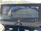 パノラミックビューモニター付きです。車両を上から見たような映像をディスプレイオーディオ画面に表示。運転席からの目視だけでは見にくい、車両周辺の状況をリアルタイムでしっかり確認できます。
