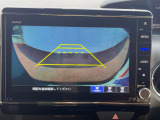 【バックカメラ】駐車時に後方がリアルタイム映像で確認できます。大型商業施設や立体駐車場での駐車時や、夜間のバック時に大活躍!運転スキルに関わらず、今や必須となった装備のひとつです!