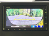 【バックカメラ】駐車時に後方がリアルタイム映像で確認できます。大型商業施設や立体駐車場での駐車時や、夜間のバック時に大活躍!運転スキルに関わらず、今や必須となった装備のひとつです!