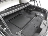 便利なフレキシブルボードを装備。荷物の大きさや用途に合わせて使い分けができ、オープンスポーツカーながら使い勝手にも配慮された設計です。