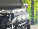 【LEDヘッドライト】悪天候や夜間走行時も良好な視界を確保し安心して運転できる高輝度LEDヘッドライトを装備!点灯速度が早く、消費電力も抑えられています。