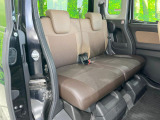 後部座席も気になるようなキズ・汚れやへたり等、大きなダメージはなく、良好な状態です。