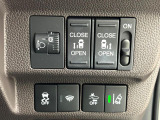 【両側パワースライドドア】スマートキーや運転席のスイッチで後席両側スライドドアの開閉が可能♪電動だから力を入れてドアを開ける必要が無く、小さなお子様でも簡単に開け閉めでき快適です♪