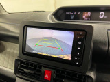 バックカメラがしっかり映るので、後ろが見やすく安心して駐車できます。お子さまの送り迎えや買い物でも心強いポイントです。