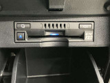 高速道路で便利な【ETC2.0】を装備しています。光ビーコン搭載で渋滞情報などナビゲーションと連動することで機能も充実いたします。他、観光施設に立ち寄るための高速料金割引サービス等もございます。