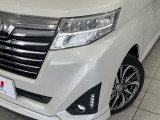 【LEDヘッドライト】悪天候や夜間走行時も良好な視界を確保し安心して運転できる高輝度LEDヘッドライトを装備!点灯速度が早く、消費電力も抑えられています。