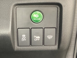 VSA装備車です。VSAはドライバーの操作と車の動きを見守っています。もし車の挙動が乱れたとき、4輪別々にブレーキをかけたり、エンジンパワーをしぼることによって車を安定させます。